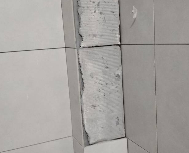 鹰潭瓷砖空鼓维修公司分享下瓷砖施工前基层浇水润湿程度不足，可能导致以下问题